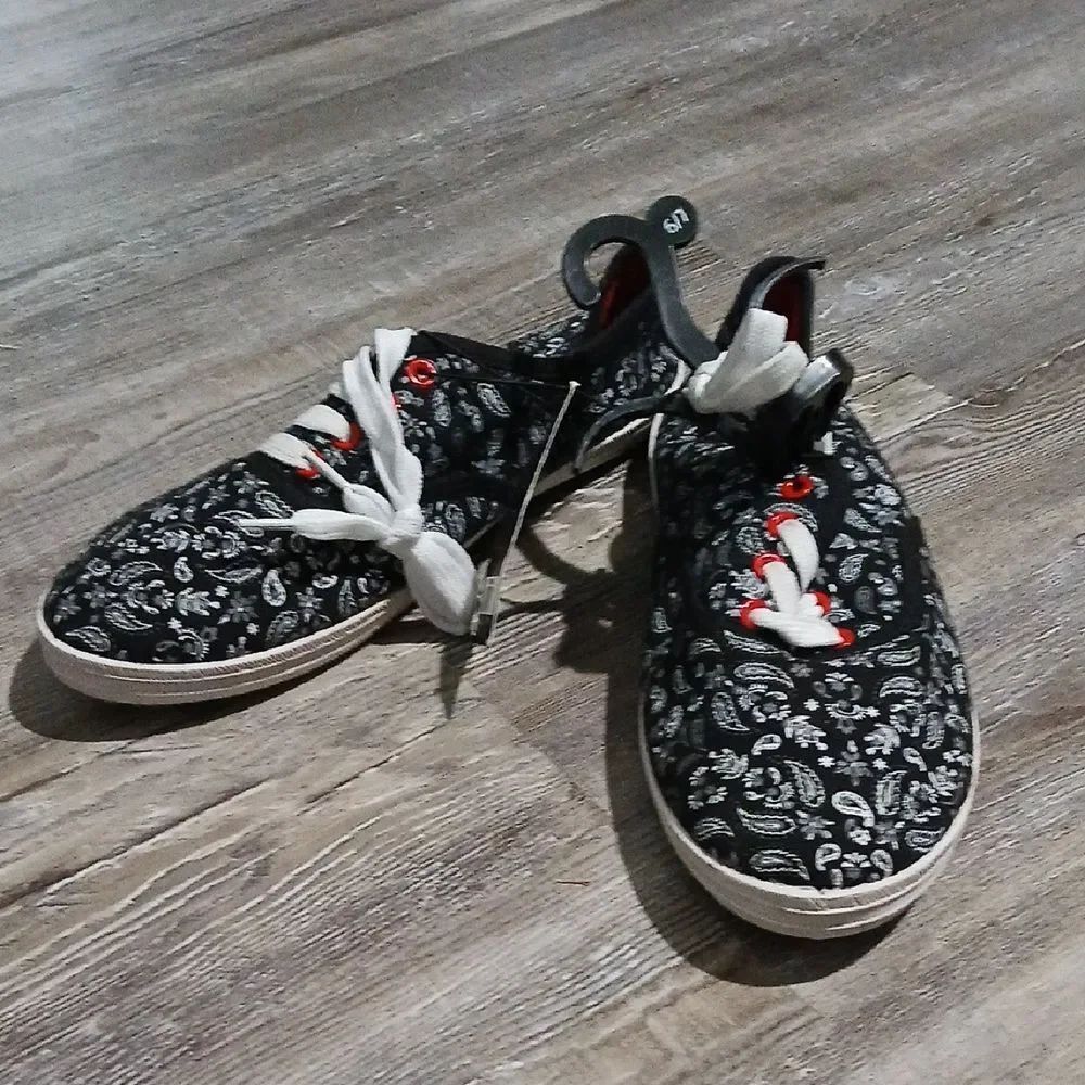 Natalies Boutique black white floral print tennis shoes sneakers Sz 6/7 NWT